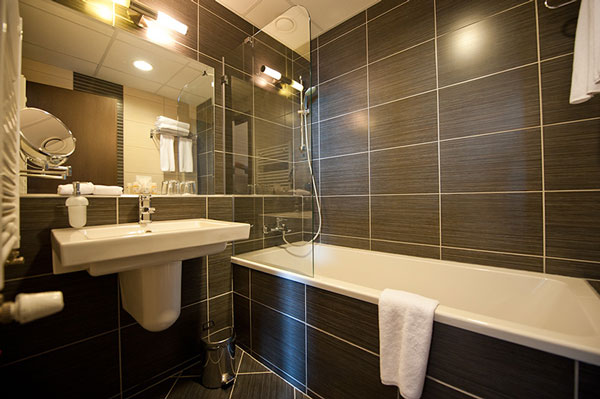 hotel regnum bathroom m